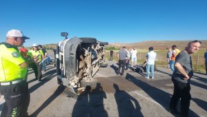 Sivas'ta kamyonet devrildi, 5 kişi yaralanırken anayol trafiğe kapandı