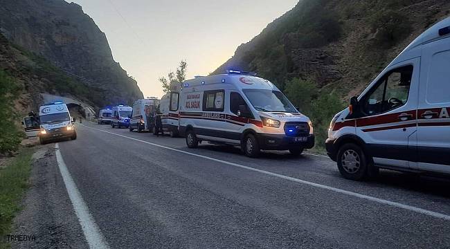 Tunceli'de tur minibüsü uçuruma yuvarlandı: 18 yaralı