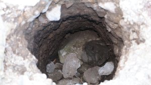 Yoldaki deliği görünce şoke oldular