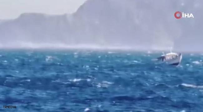 Yunanistan'da yangın söndürme helikopteri denize düştü: 2 mürettebat kayıp