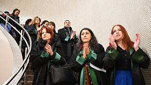 Avukatlardan alkışlı, protesto: Avukatlar davaların tarafı değiliz!