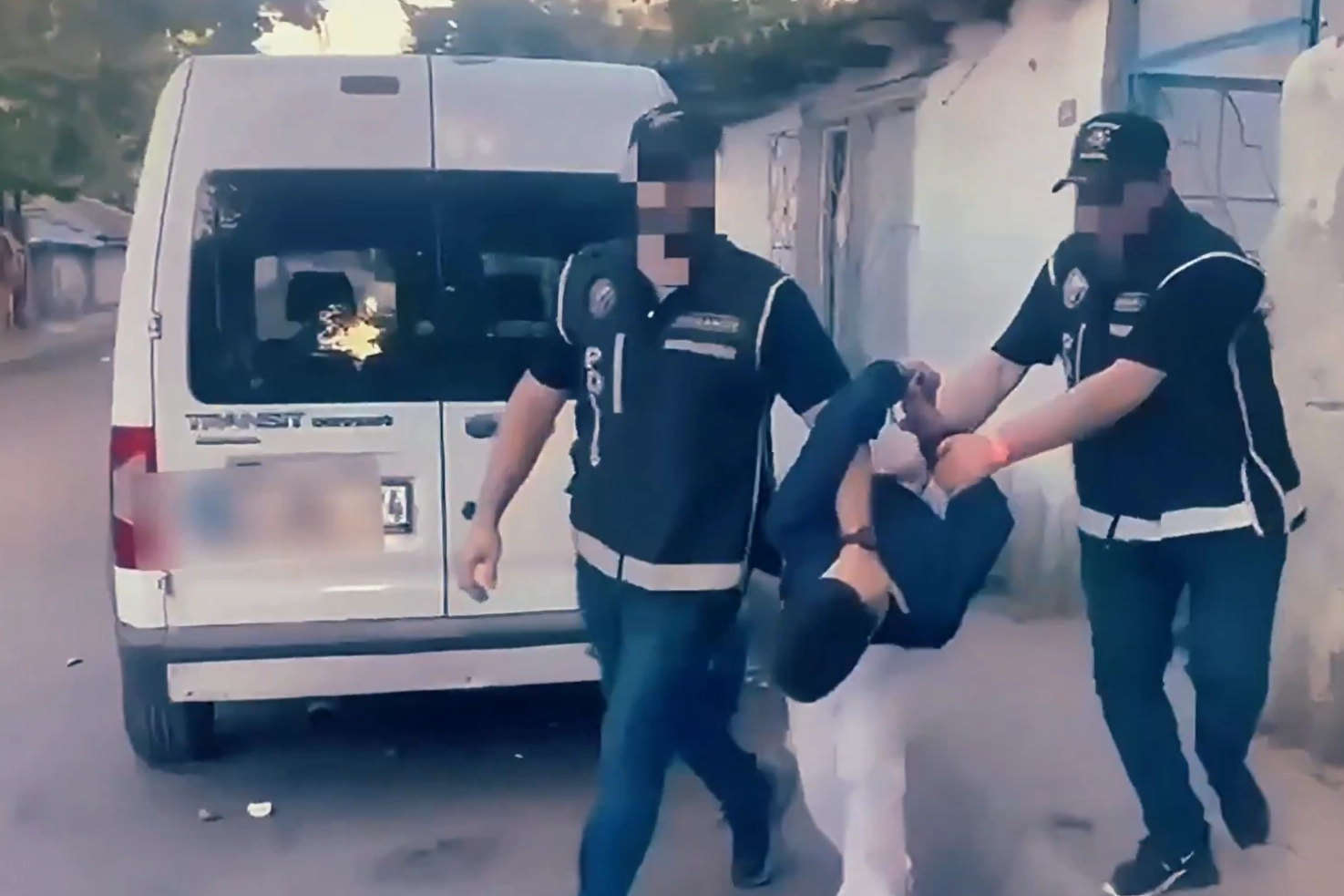 İstanbul'da kafeyi kurşunlayan 3 şüpheli yakalandı! Bakan Yerlikaya gençleri uyardı!