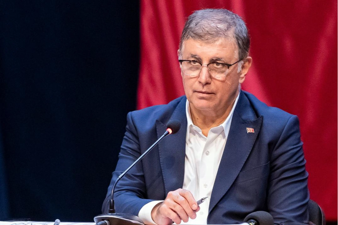 İzmir'de Başkan Tugay'dan Türk-İş'e bordrolu yanıt: Zamdan feragat edin!