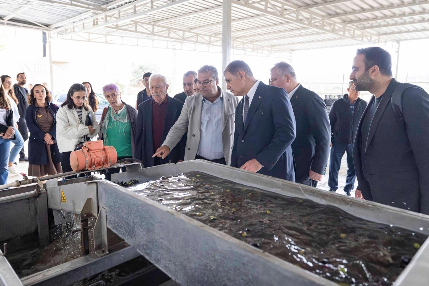 İzmir'de sezonun ilk zeytinyağı Başkan Tugay'dan